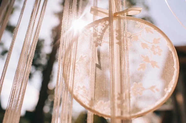 Elemento close-up de decoração de casamento círculo de madeira com rendas ou tule pendurado ao ar livre. — Fotografia de Stock