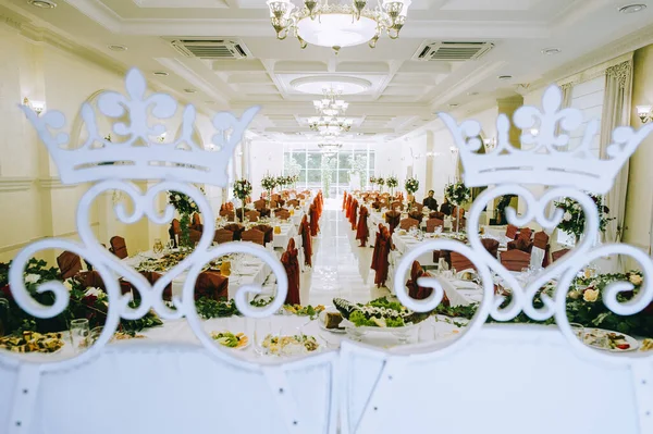 Bankettafels worden geserveerd voor gasten in de elegant ingerichte zalen van het restaurant. — Stockfoto