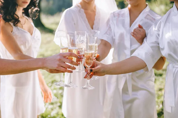 Mañana de la novia. Primer plano de copas de champán en manos de damas de honor y novias. —  Fotos de Stock