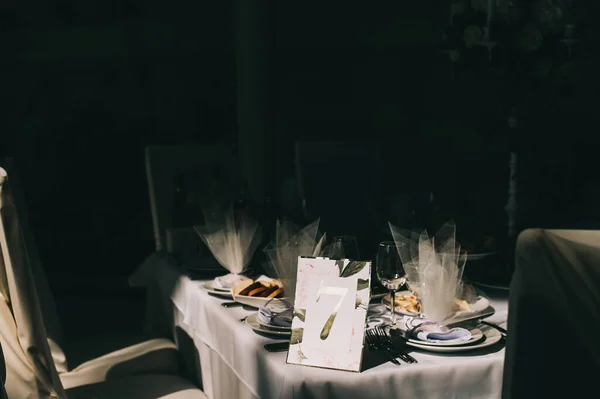 Mesa número sete. Interior do restaurante para o jantar de casamento, pronto para os convidados. — Fotografia de Stock