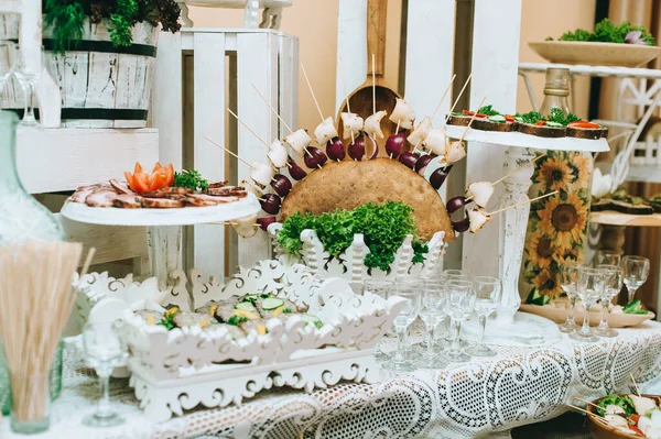 Mesa de banquete de catering lindamente decorada com diferentes lanches e aperitivos de alimentos. — Fotografia de Stock