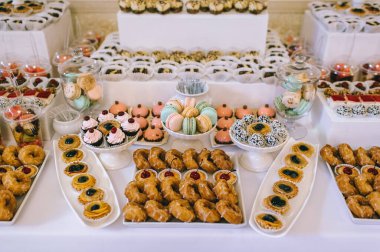 Düğünde bir çikolatada çeşitli renkli lezzetli şekerler. Güzel masa. Düğün büfesi..