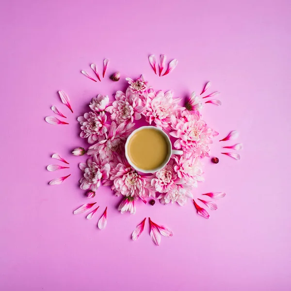 Still life photo of coffee with milk in a cup with chrysanthemum flowers around it. — Stock Photo, Image