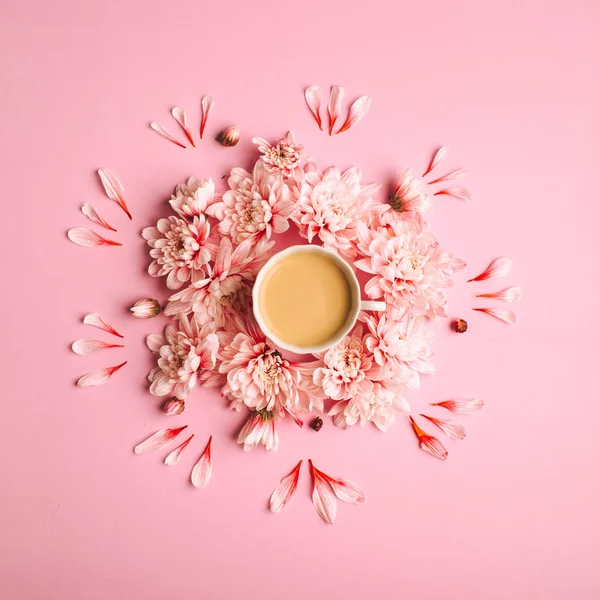 Still life photo of coffee with milk in a cup with chrysanthemum flowers around it. — Stock Photo, Image