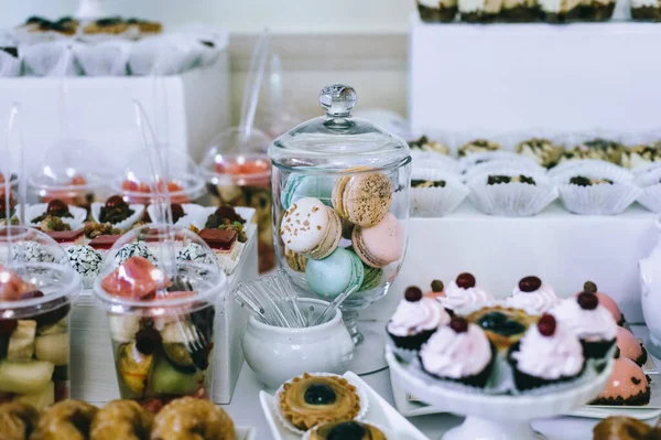 Vários doces deliciosos coloridos em uma barra de chocolate em um casamento. Bela mesa. Buffet de casamento. — Fotografia de Stock