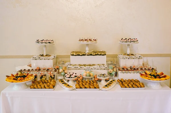 結婚式のキャンディーバーで様々な色のおいしいお菓子。いいテーブルだ。ウェディングビュッフェ. — ストック写真