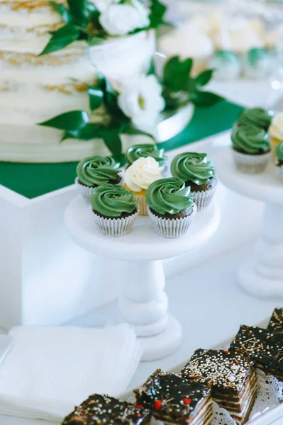 Close up of delicious green jelly cakes on table on sweet wedding buffet. Candy bar. — Stock Photo, Image