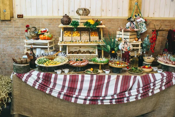 Mesa de catering decorada no estilo rústico ucraniano com diferentes lanches e aperitivos. — Fotografia de Stock