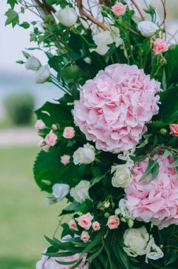 Düğünde ya da başka bir etkinlikte taze pembe ortanca ve güllerin dekorasyonunu kapat.