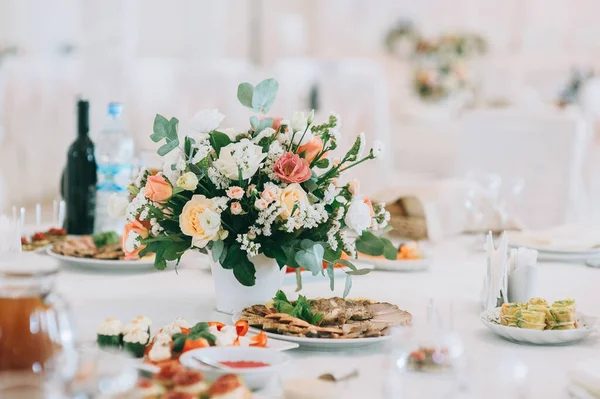 Buquê com rosas, eustoma e folhas de eucalipto. Cenário de mesa de casamento decorado com flores. — Fotografia de Stock