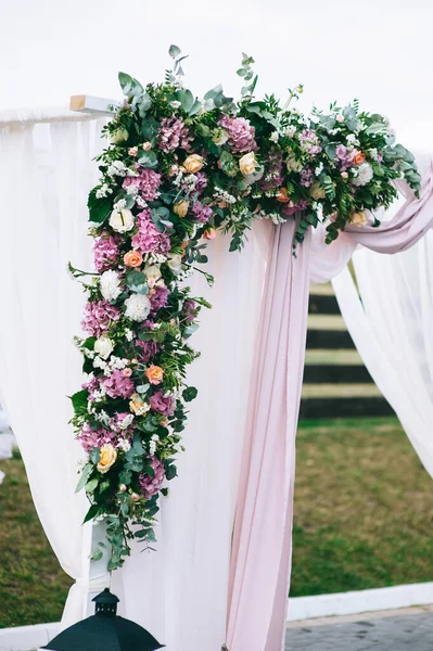 Detalles florales de la ceremonia de boda al aire libre. Primer plano de ramos florales y composiciones. — Foto de Stock