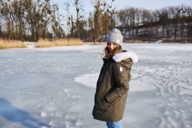 Güzel beyaz bir kızın portresi. Karlı bir kış günü, açık havada camlar içinde..