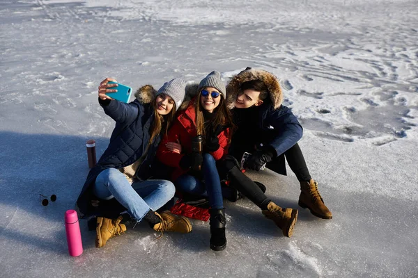 Молодые друзья веселятся на открытом воздухе в зимнее время. Концепция дружбы и веселья с новыми тенденциями — стоковое фото