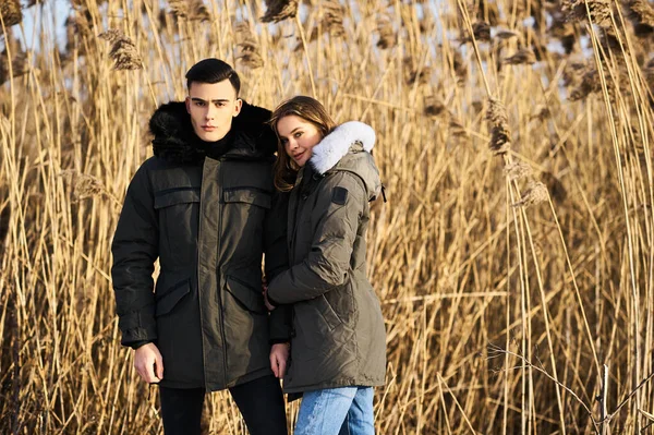 Couple heureux étreignant et riant à l'extérieur en hiver — Photo