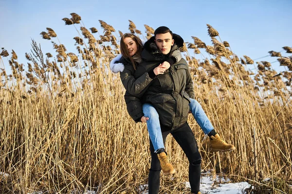 冬に屋外で抱き合って笑っている幸せなカップルは. — ストック写真