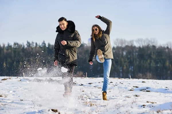 Feliz pareja abrazando y riendo al aire libre en invierno — Foto de Stock