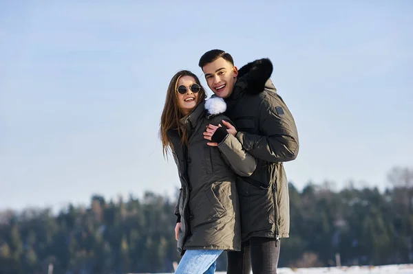 Feliz pareja abrazando y riendo al aire libre en invierno — Foto de Stock