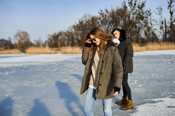 Šťastný pár objímání a smát venku v zimě — Stock fotografie