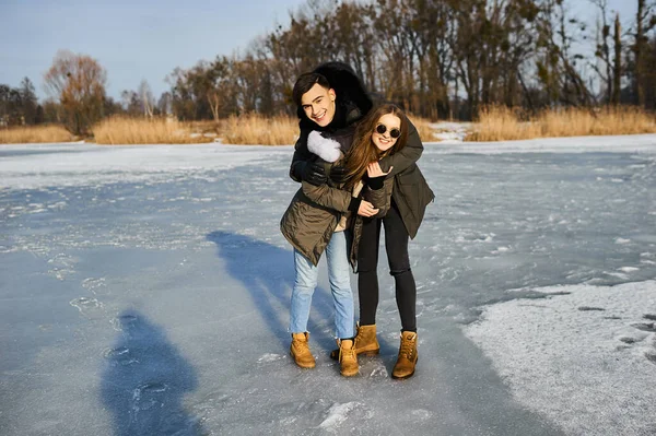 Szczęśliwy para przytulanie i śmiech na zewnątrz w zimie — Zdjęcie stockowe