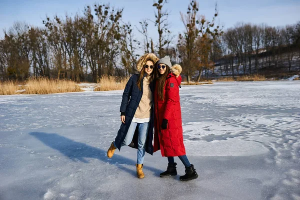 A las chicas jóvenes de moda caminar y divertirse al aire libre en invierno — Foto de Stock