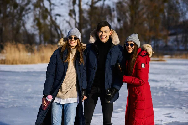 Jóvenes amigos divirtiéndose al aire libre en invierno. Concepto de amistad y diversión con nuevas tendencias — Foto de Stock