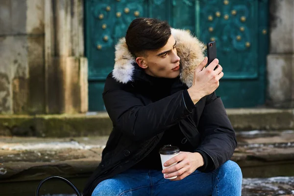 Retrato de un joven guapo en invierno en la calle — Foto de Stock