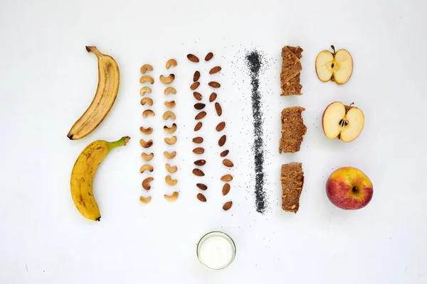 Colocación plana de varias frutas secas y frescas sobre un fondo blanco. Frutas, pastilles y chips de fruta en un fondo creativo. — Foto de Stock