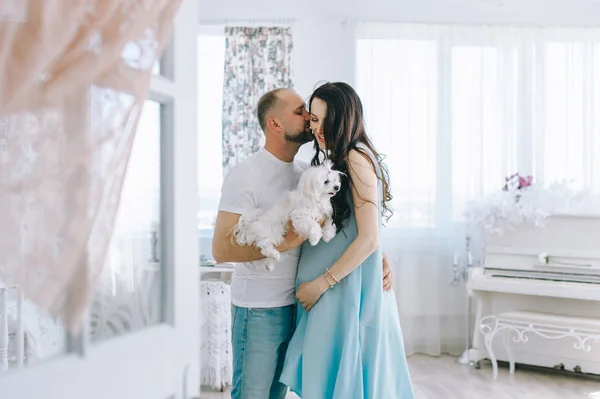 Jeune Couple Attend Bebe Avec Un Chien Debout Ensemble A L Interieur Soins Mari Stock Photo Jeune Couple Attend Bebe Avec Un Chien Debout Ensemble A L Interieur Soins Mari Stock Photo
