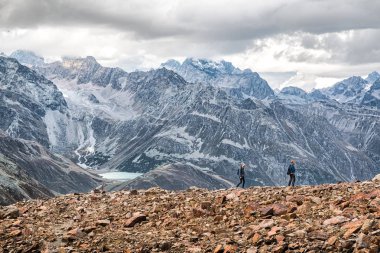 İki adam Rus bayrağı gibi genel manzara ile Avusturya Dağları tırmanmaya