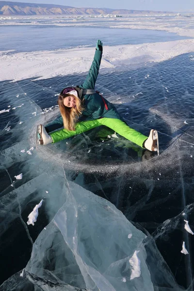 Dziewczyna z łyżwami leżącą na lodzie jeziora Bajkał Obraz Stockowy