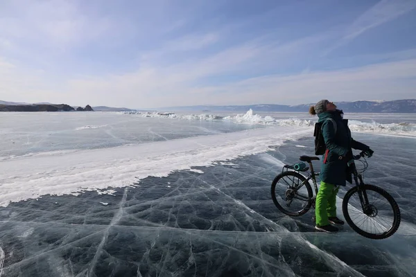 Dziewczyna z rowerem w Iced Bajkał jezioro Obrazy Stockowe bez tantiem
