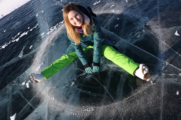 Dziewczyna z łyżwami leżącą na lodzie jeziora Bajkał Zdjęcia Stockowe bez tantiem