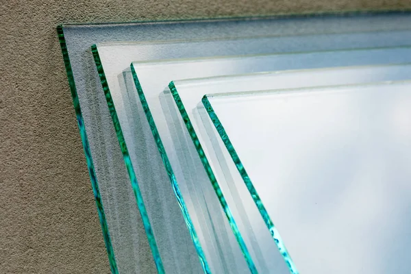A gyárban gyártási edzett tiszta float üveg panelek méretre vágott lapok — Stock Fotó