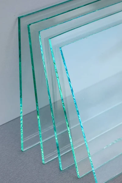 Feuilles de fabrication d'usine trempé panneaux de verre flotté clair coupé à la taille — Photo