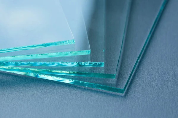 Листы заводского производства закаленных прозрачных стеклянных панелей, разрезанных по размеру — стоковое фото
