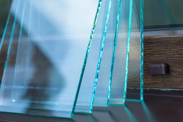 Feuilles de fabrication d'usine trempé panneaux de verre flotté clair coupé à la taille — Photo