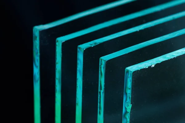 Листи заводу з виробництва тонованих прозорих плаваючих скляних панелей, розрізаних на розміри — стокове фото
