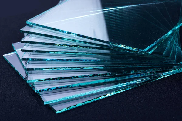 Sheets of Factory manufacturing tempered clear float glass panels cut to size — Stock Photo, Image