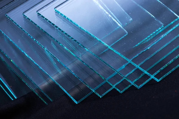 Sheets of Factory manufacturing tempered clear float glass panels cut to size — Stock Photo, Image