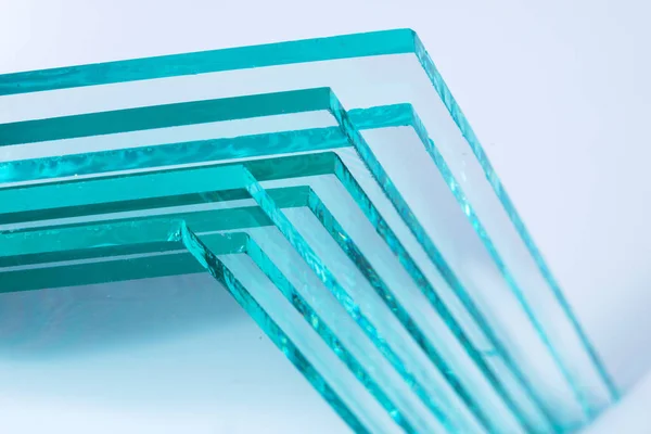Sheets of Factory manufacturing tempered clear float glass panels cut to size — Stock Photo, Image