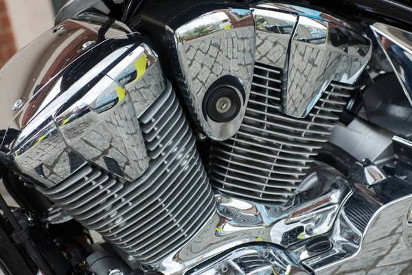 Современный мощный двигатель мотоцикла. Мотоцикл часть двигателя с солнечным светом — стоковое фото