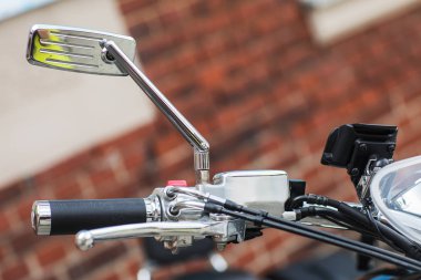 Gidon ve ara kolu motosiklet