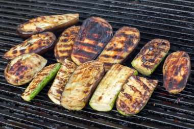 Izgara kabak yanında kekik, limon ve sarımsak.