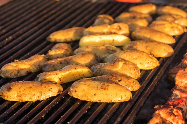 Fried potatoes on the grill — Stock Photo, Image