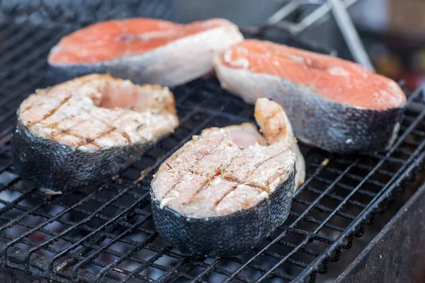 Steaks de saumon grillés sur la flamme — Photo
