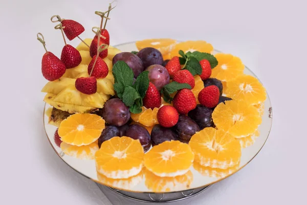 Surtido de frutas frescas en un plato —  Fotos de Stock