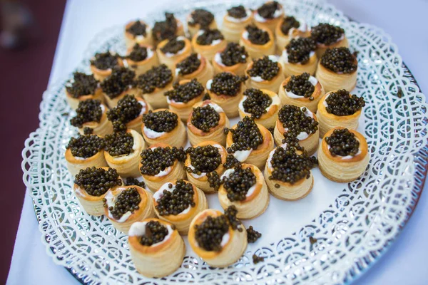 Caviar noir en tartelettes sur une assiette — Photo