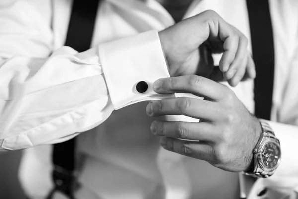 Der Bräutigam trägt einen silberfarbenen Manschettenknöpfe-Knopf. stilvolle Hochzeitsaccessoires. — Stockfoto