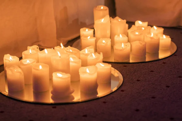 Много горящих свечей - Свет свечей в церкви — стоковое фото
