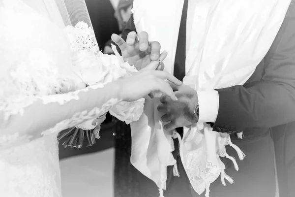 The wedding rings. Hands of the bride and groom with wedding rings. — Stock Photo, Image